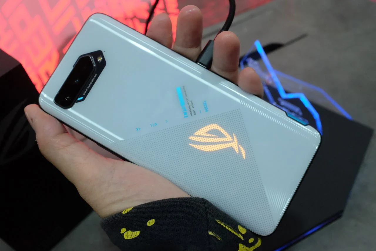 Thiết kế cá tính của ASUS ROG Phone 6